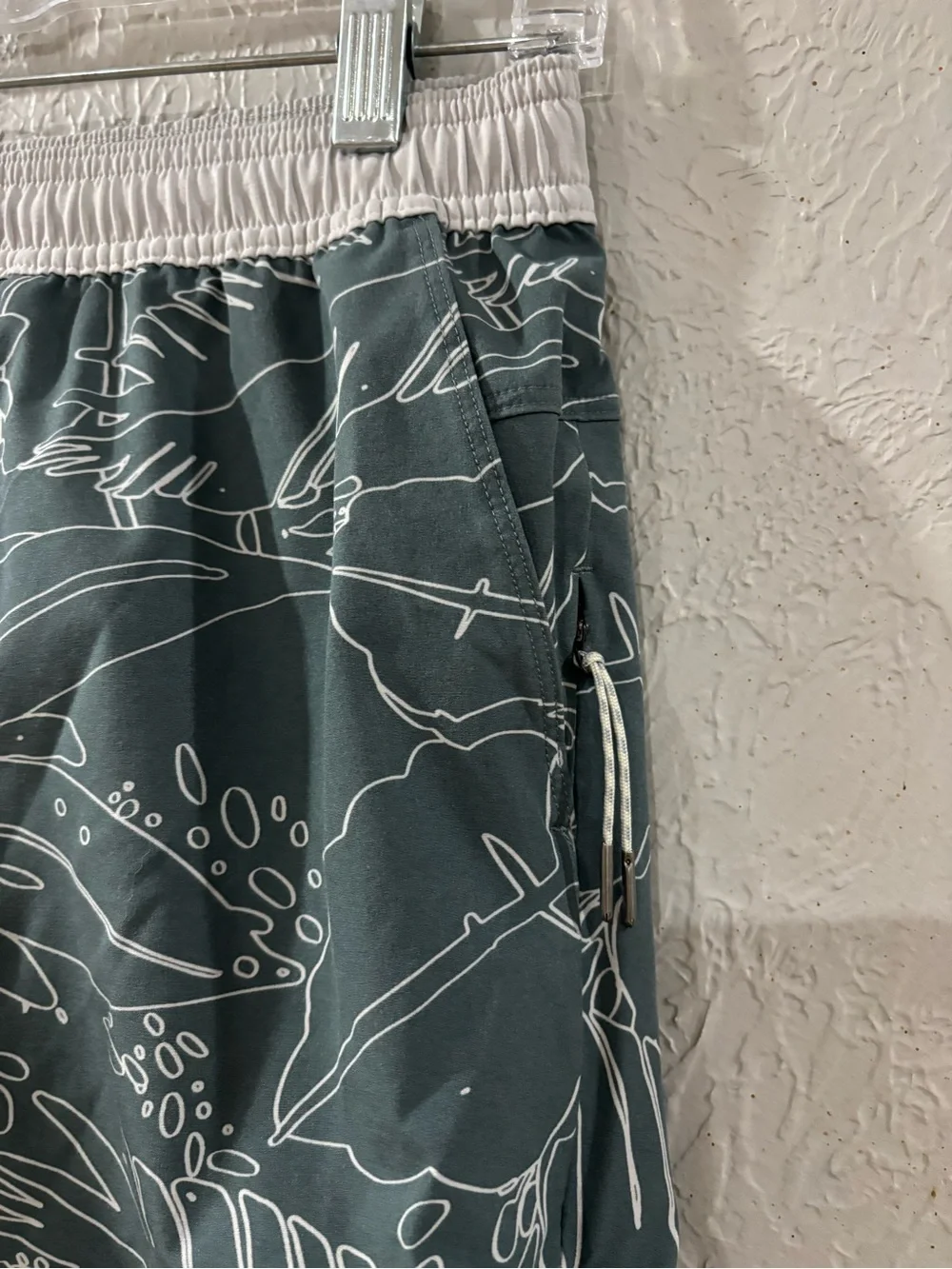 Vuori Men’s Maverick Volley Hybrid Athletic Board Shorts Kashmir Jungle Sz S